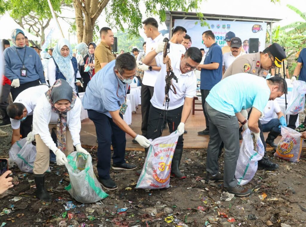 Andra Soni Turut Gotong Royong Bersihkan Sampah pada World Clean Up Day 2025