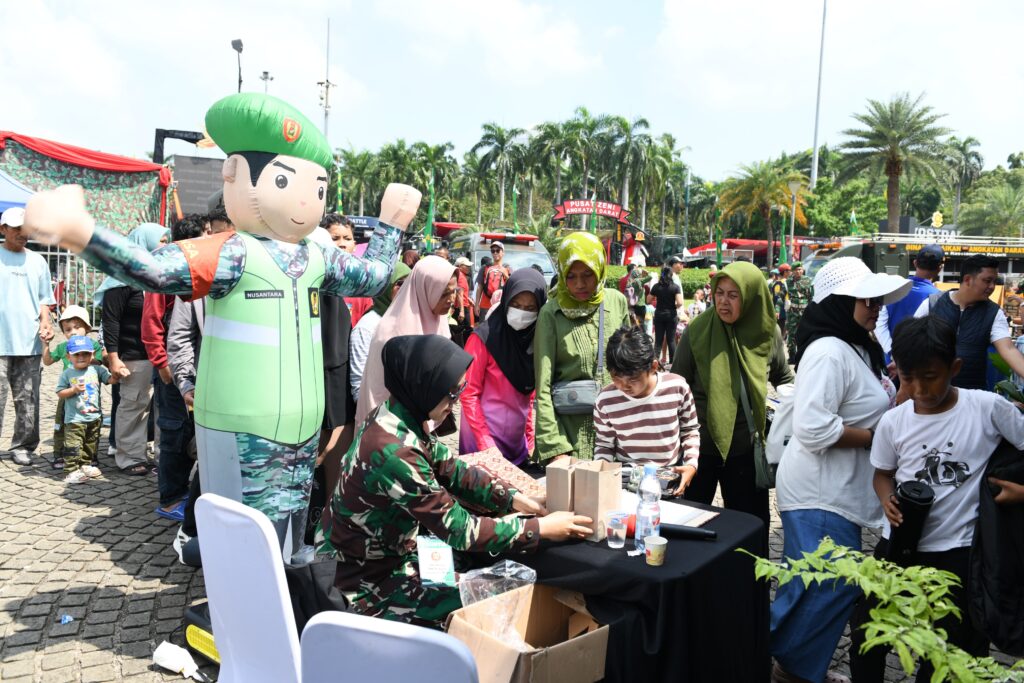 Stand Pusterad Ramai Dikunjungi Masyarakat Hingga Hari Kedua TNI Fair 2025
