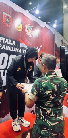 Polwan Baharkam Polri Raih Medali Emas di Kejuaraan Karate Piala Panglima TNI