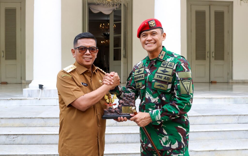 Andra Soni Sambut Hangat Komandan Grup 1 Kopassus, Tekankan Sinergi Pemprov-TNI Andra Soni Sambut Hangat Komandan Grup 1 Kopassus, Tekankan Sinergi Pemprov-TNI