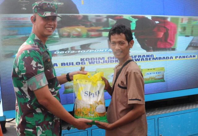 Kodim 0602/Serang Gandeng Bulog Gelar Gerakan Pangan Murah, 1 Ton Beras Ludes Diserbu Warga