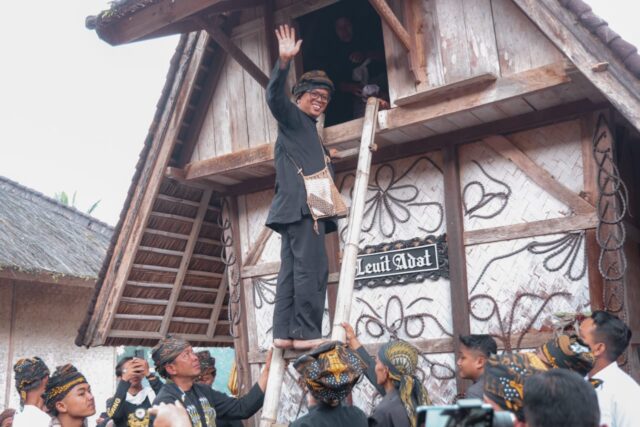 Hadiri Seren Taun Cisungsang, Gubernur Banten Ikuti Prosesi Ngimahkeun Pare