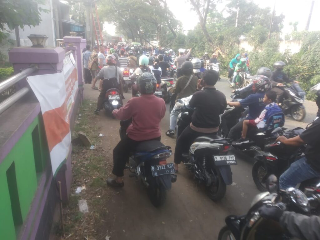 Pohon Tumbang di Curug Lumpuhkan Lalu Lintas