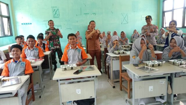 Danramil Bersama Camat Waringinkurung Hadiri Peluncuran Program MBG