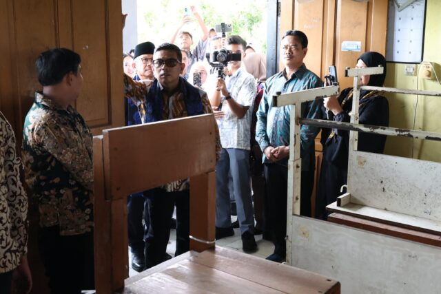 Plafon Satu Kelas di SMAN 14 Kota Tangerang Rusak, Andra Soni Tinjau ke Lokasi