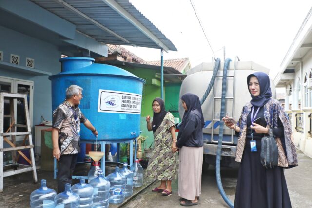 Perumda Tirta Albantani Salurkan Toren Air, untuk Warga Krisis Air Bersih di Kibin