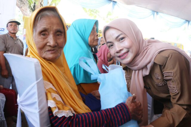 Tanpa Sekat, Bupati Serang Serahkan 500 Paket Sembako ke Warga