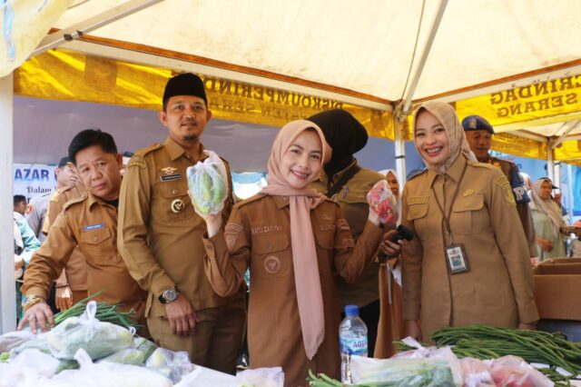 Warga Serbu Bazar Murah di HUT ke-499 Kabupaten Serang