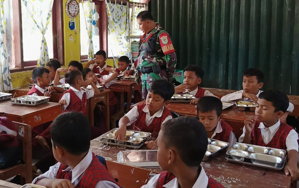 Danramil Cikeusal Tinjau Program Makan Bergizi Gratis di SD Negeri Ciemas