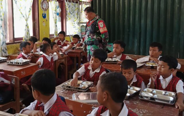 Danramil Cikeusal Tinjau Program Makan Bergizi Gratis di SD Negeri Ciemas