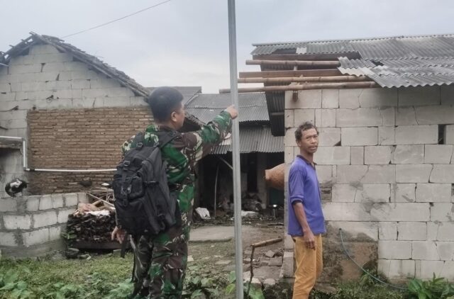 Danramil 0602-21/Kopo Kerahkan Babinsa Tangani Dampak Bencana Angin Puting Beliung
