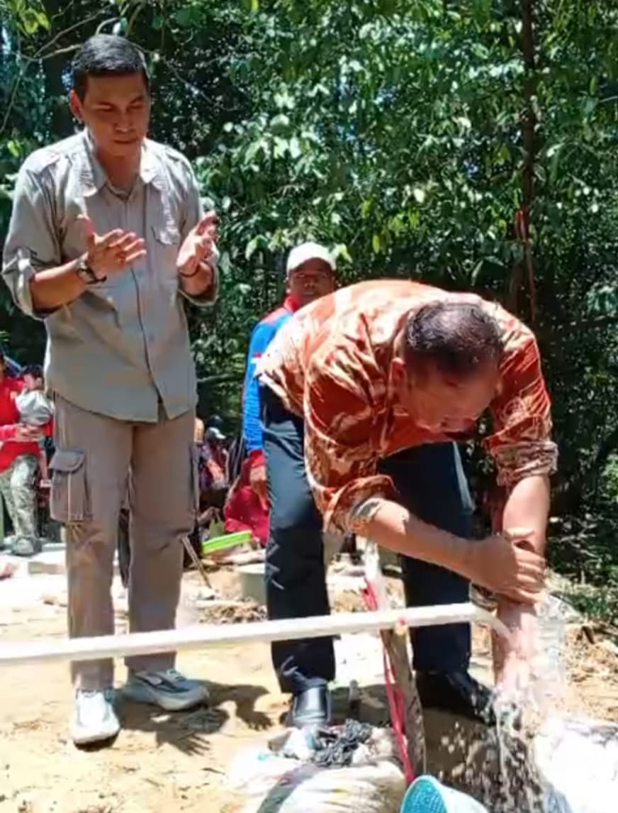 Rahmadi Ramidin Wujudkan Harapan Warga Watu Lawang Lewat Sumur Bor Kedua Rahmadi Ramidin Wujudkan Harapan Warga Watu Lawang Lewat Sumur Bor Kedua