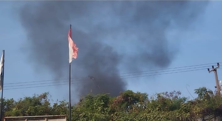 Warga Margasari Keluhkan Asap Pembakaran Limbah Galangan Kapal PT DOK Puloampel Warga Margasari Keluhkan Asap Pembakaran Limbah Galangan Kapal PT DOK Puloampel