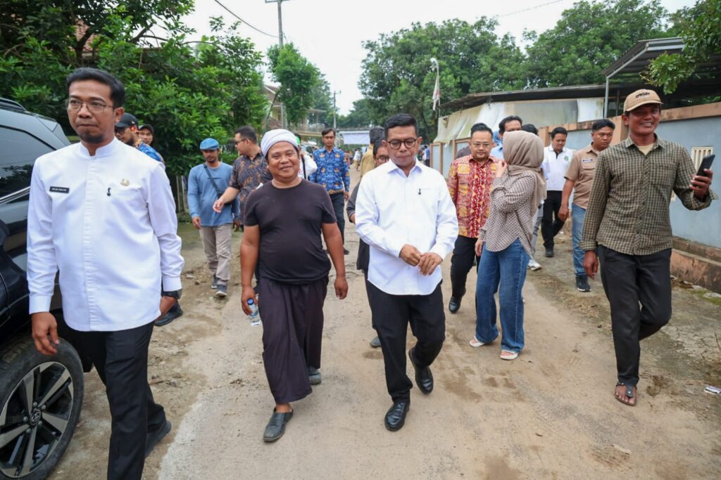 Program Bang Andra Hadir di Serang, Gubernur Banten Pastikan Jalan Desa Sukarame Segera Dibeton Program Bang Andra Hadir di Serang, Gubernur Banten Pastikan Jalan Desa Sukarame Segera Dibeton