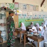 Sampai Ke Meja Siswa, Babinsa Koramil Ciomas Pastikan Distribusi MBG Tepat Sasaran