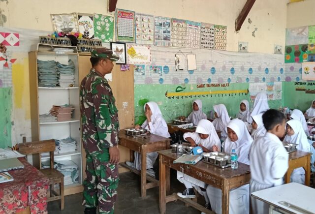 Sampai Ke Meja Siswa, Babinsa Koramil Ciomas Pastikan Distribusi MBG Tepat Sasaran
