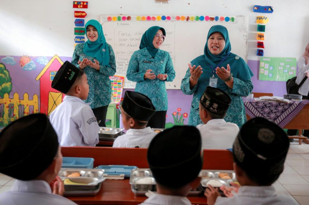 Tinawati Andra Soni Tinjau Kinerja PKK Kelurahan Cilowong Kota Serang Tinawati Andra Soni Tinjau Kinerja PKK Kelurahan Cilowong Kota Serang