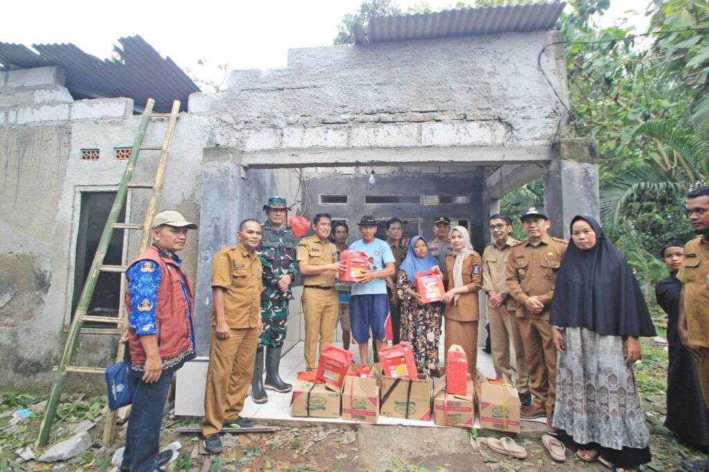 Bupati Serang Tinjau dan Salurkan Bantuan untuk Korban Angin Puting Beliung Bupati Serang Tinjau dan Salurkan Bantuan untuk Korban Angin Puting Beliung