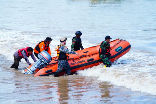 TNI, ADF, dan Basarnas Evakuasi Warga Nyaris Tenggelam di Laut Selatan Jawa TNI, ADF, dan Basarnas Evakuasi Warga Nyaris Tenggelam di Laut Selatan Jawa