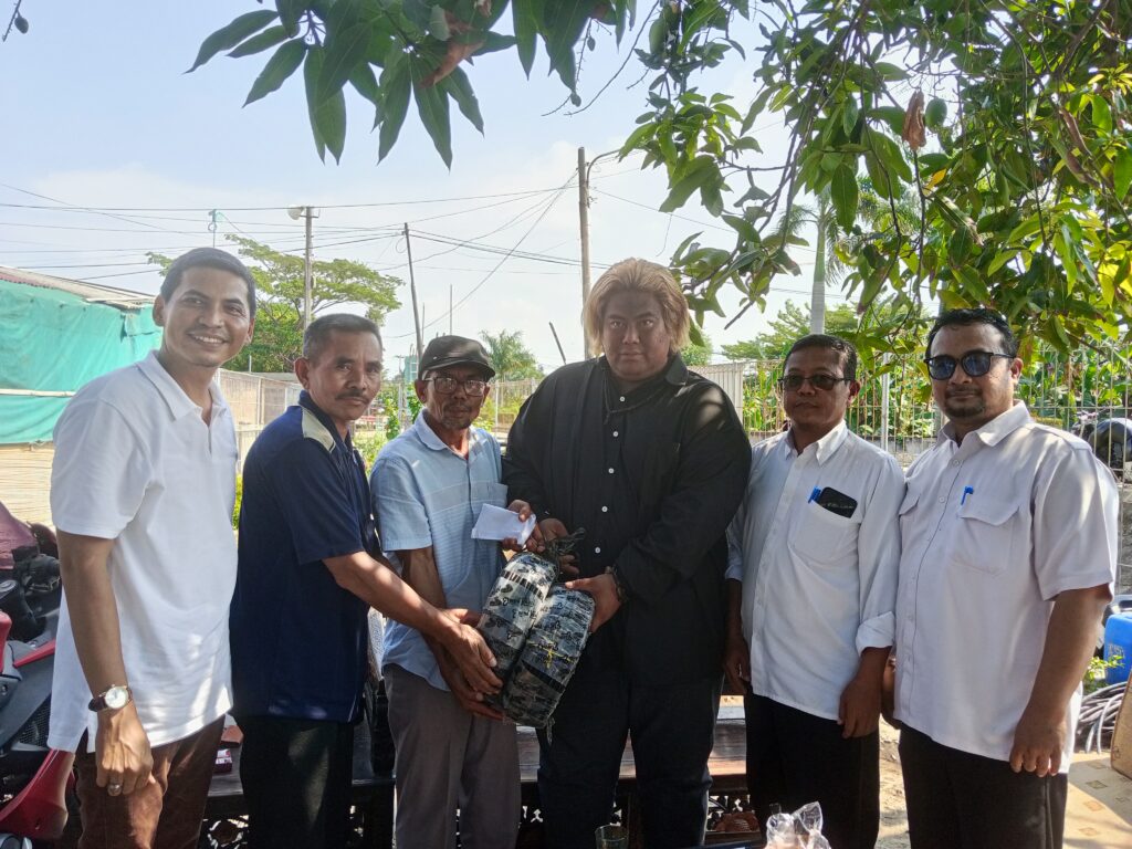 Pengusaha Muda Sastra si Pitung Ulurkan Bantuan Untuk Warga Watu Lawang Pengusaha Muda Sastra si Pitung Ulurkan Bantuan Untuk Warga Watu Lawang