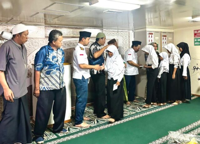 PT. Surya Timur Line Gelar Santunan Anak Yatim di Atas KMP Amadea