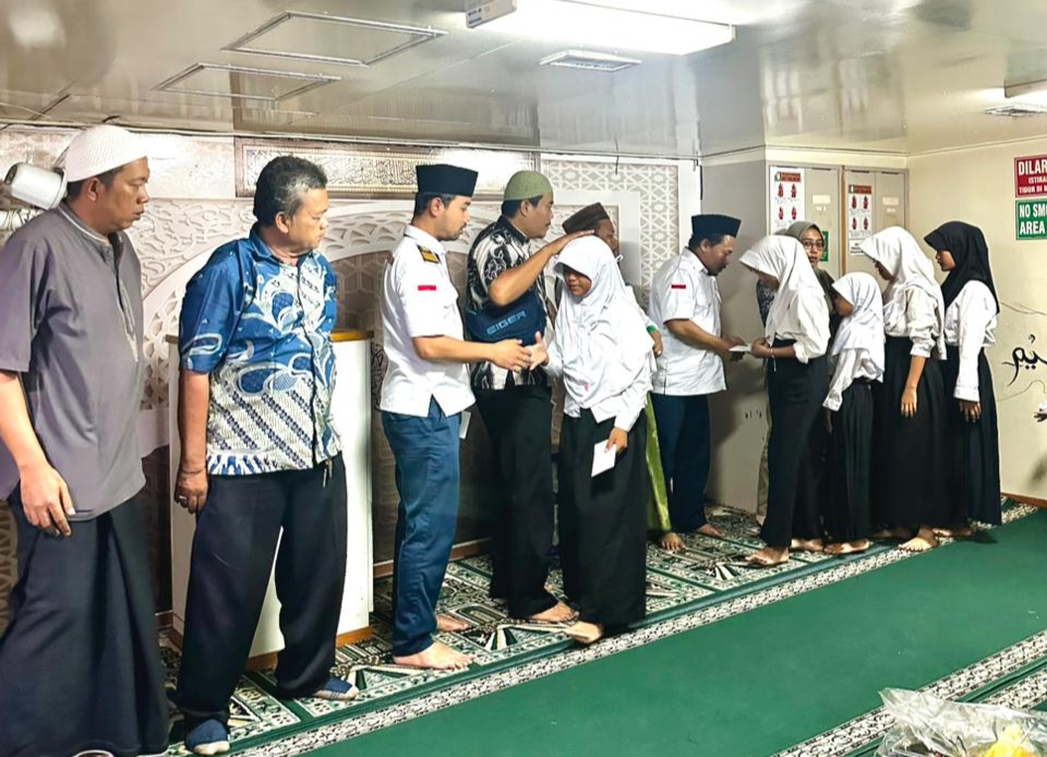 PT. Surya Timur Line Gelar Santunan Anak Yatim di Atas KMP Amadea PT. Surya Timur Line Gelar Santunan Anak Yatim di Atas KMP Amadea