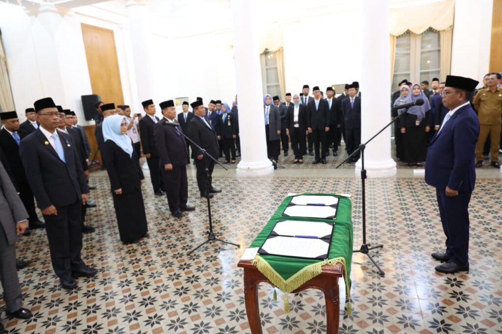 Lantik 23 Pejabat Pimpinan Tinggi Pratama, Andra Soni Tekankan Responsivitas dan Integritas