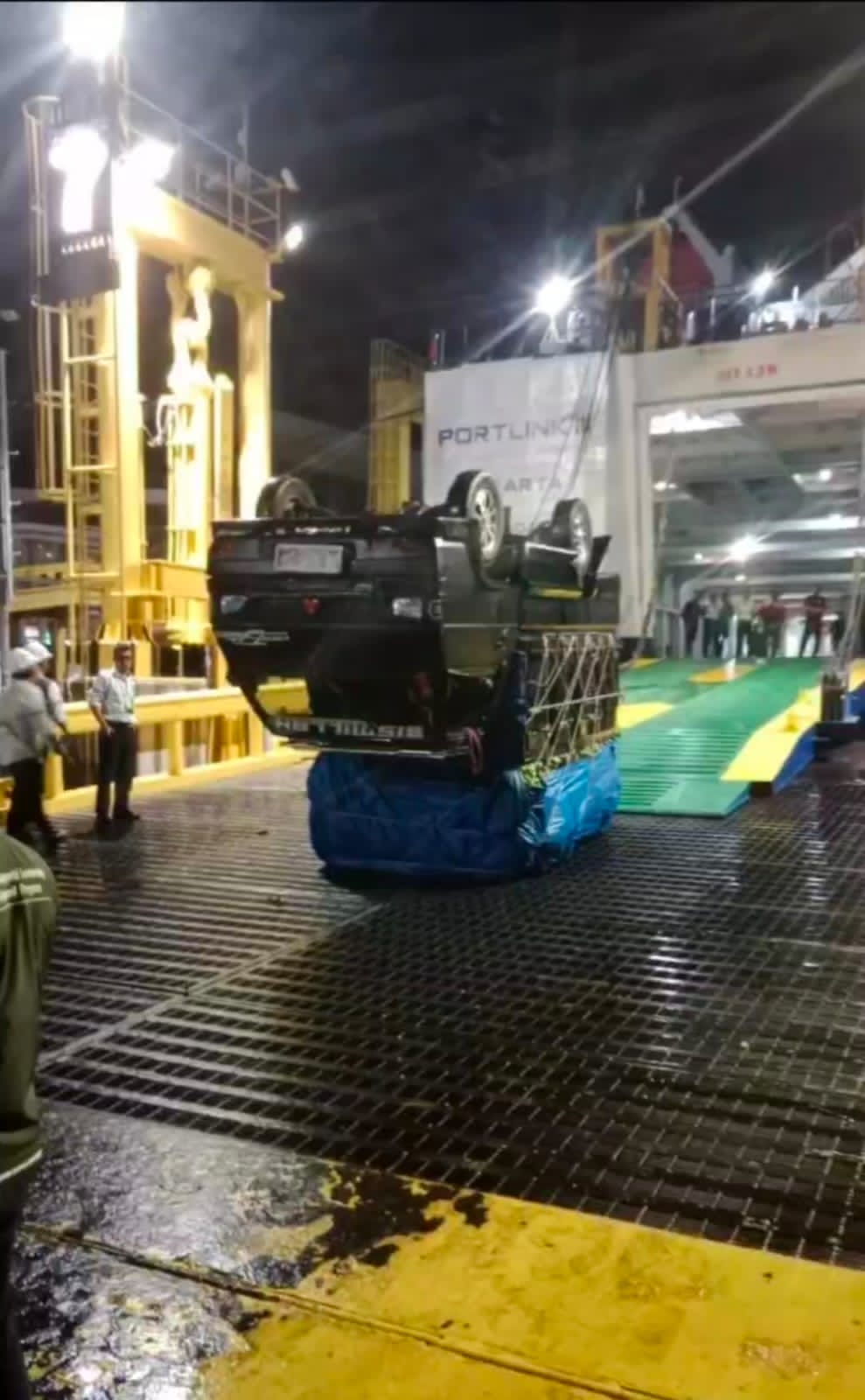 Mobil Bermuatan Pisang Terbalik di Dermaga Eksekutif Bakauheni, Pengawasan Muatan Jadi Sorotan Mobil Bermuatan Pisang Terbalik di Dermaga Eksekutif Bakauheni, Pengawasan Muatan Jadi Sorotan