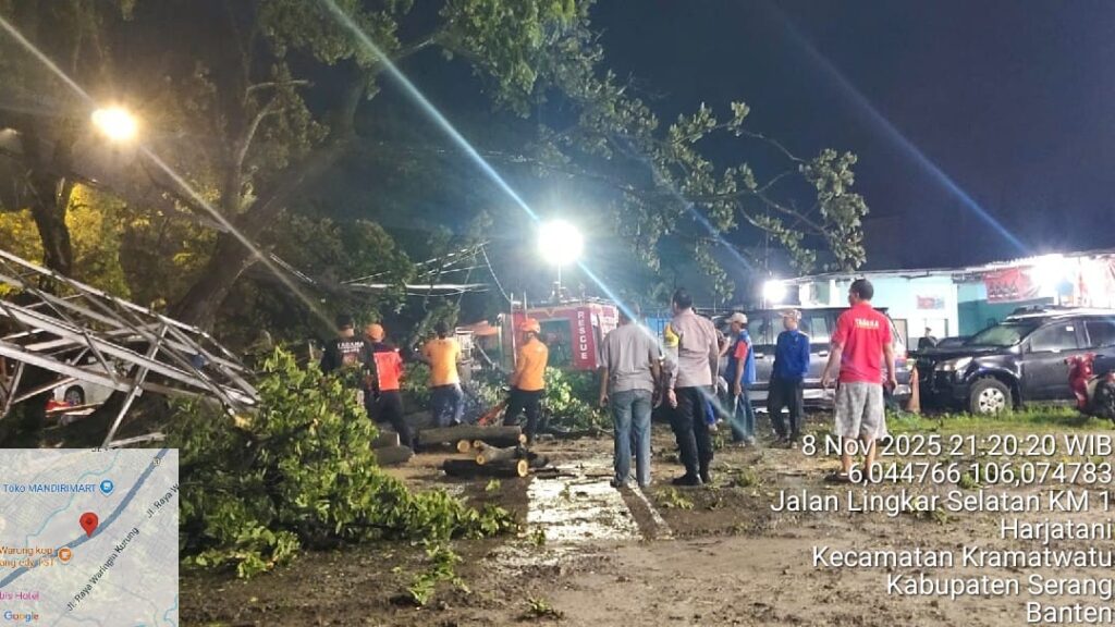 Respons Cepat Polsek Cibeber Saat Pohon Trembesi Tumbang di Jalan Lingkar Selatan Respons Cepat Polsek Cibeber Saat Pohon Trembesi Tumbang di Jalan Lingkar Selatan