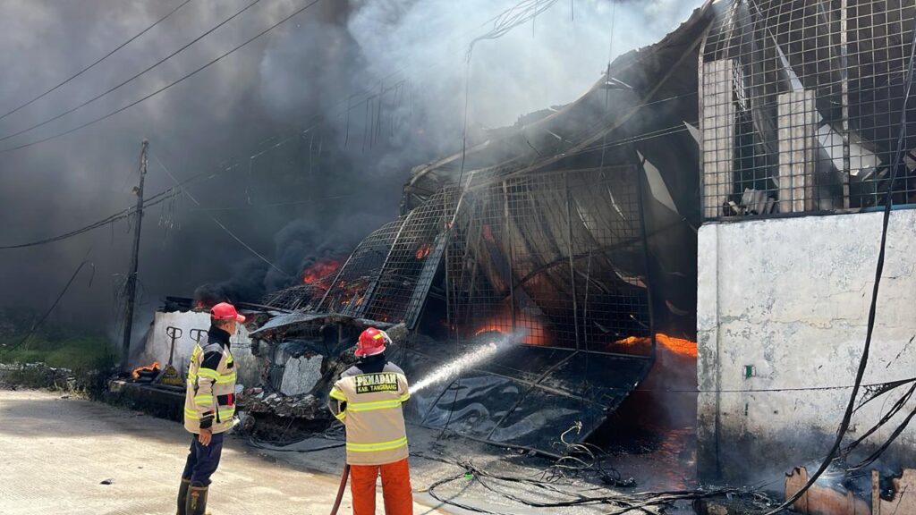 Gudang Plastik di Kosambi Ludes Terbakar, Asap Hitam Membumbung Tinggi Gudang Plastik di Kosambi Ludes Terbakar, Asap Hitam Membumbung Tinggi