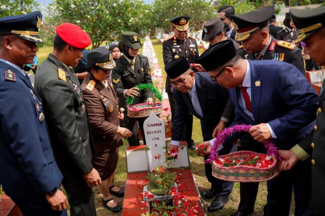 Andra Soni Pimpin Upacara Ziarah Hari Pahlawan di TMP Ciceri