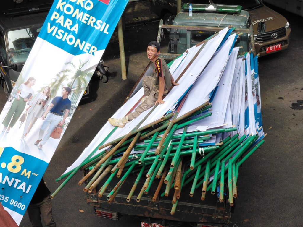 Satpol PP Tangsel Tertibkan 40 Reklame Ilegal, Pemilik Terancam Hukuman Tipiring Satpol PP Tangsel Tertibkan 40 Reklame Ilegal, Pemilik Terancam Hukuman Tipiring