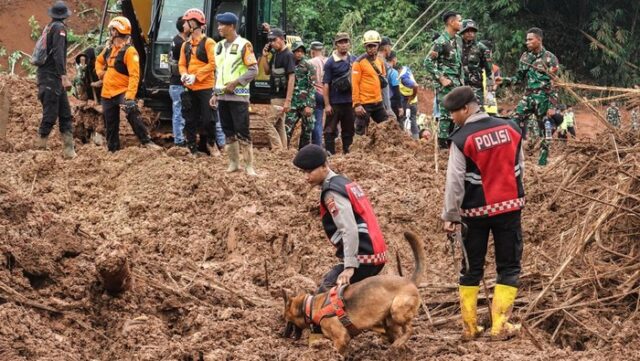 Pencarian Korban Longsor Cibeunying Hari Ke-4, Bantuan Unit K-9 Percepat Penemuan Korban, Total 13 Orang Ditemukan