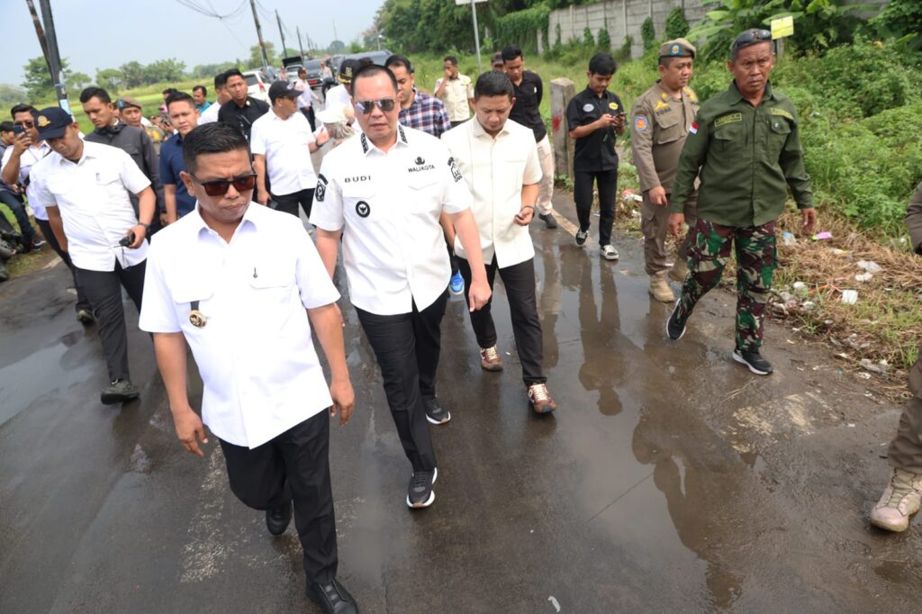 Andra Soni Tinjau Pembangunan Frontage Flyover Unyur untuk Atasi Kemacetan Andra Soni Tinjau Pembangunan Frontage Flyover Unyur untuk Atasi Kemacetan