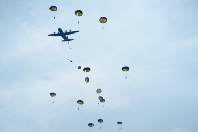 Bersama Tuhan Menyerbu Dari Langit : Ratusan Prajurit TNI Terjun di Morowali