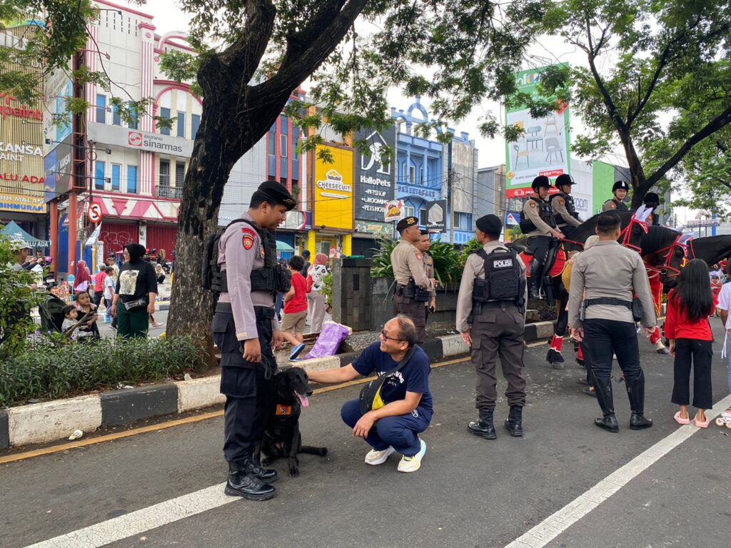 Patroli Dialogis Den K-9 Hadir di CFD Depok, Warga Diajak Berinteraksi dengan Anjing Pelacak Patroli Dialogis Den K-9 Hadir di CFD Depok, Warga Diajak Berinteraksi dengan Anjing Pelacak