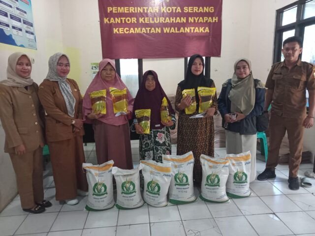 Kelurahan Nyapah Salurkan Bantuan Pangan Beras dan Minyak Goreng dari Bapanas