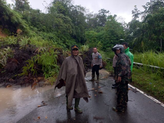 Polri Kerahkan Personil Membantu Warga Terdampak Bencana di Sumut