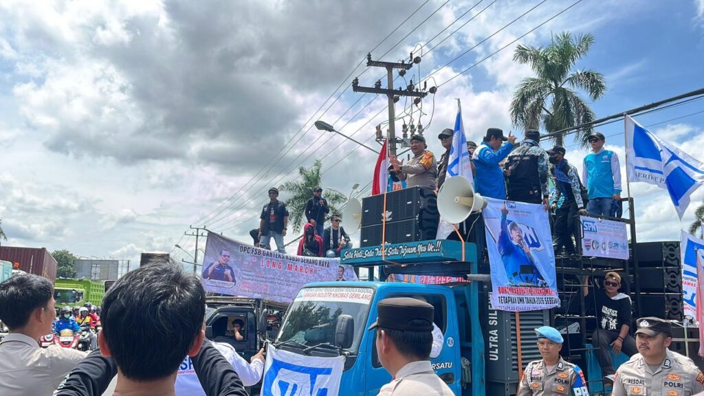 Kapolres Serang Kawal Aksi Buruh dari Atas Mobil Komando