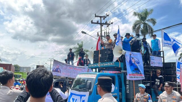 Kapolres Serang Kawal Aksi Buruh dari Atas Mobil Komando