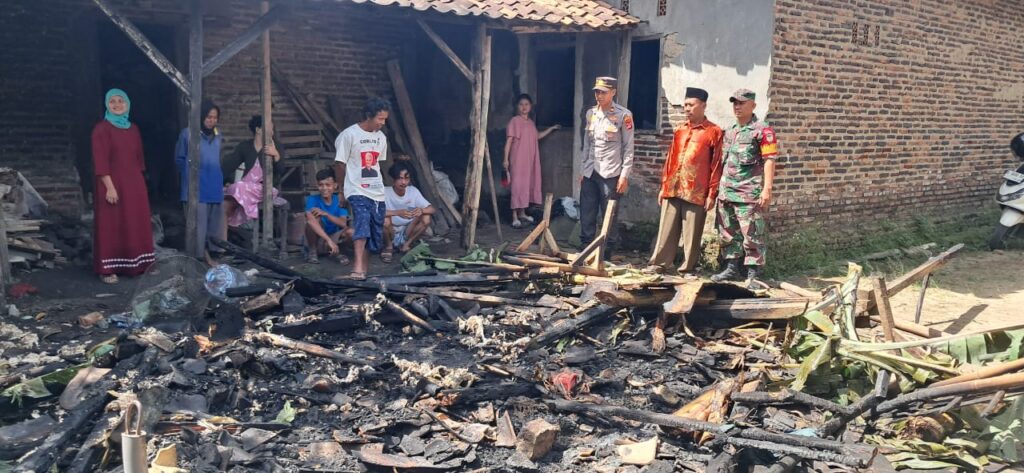 Rumah Warga di Cikeusal Ludes Terbakar, Kapolsek Turun Tangan Lakukan “Pergelaran Cepat”