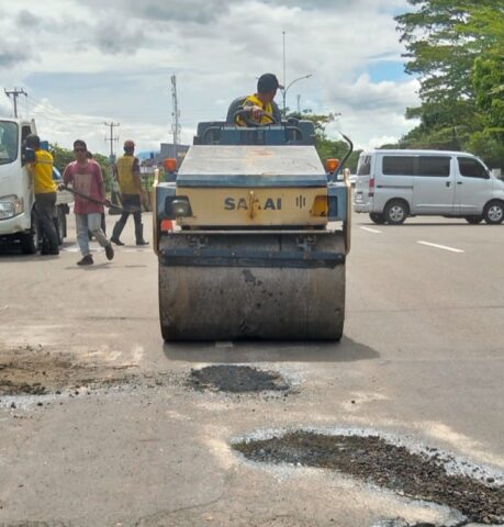 Tambal Sulam Jalan di Depan KP3B Diduga Asal-asalan, Material Pakai Hotkas
