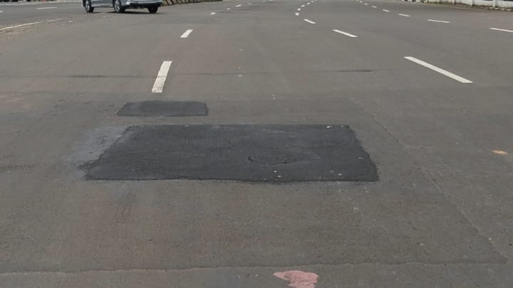 Tambal Sulam di Ruas Jalan Palima–Boru Pakupatan Rusak Sehari Setelah Dikerjakan