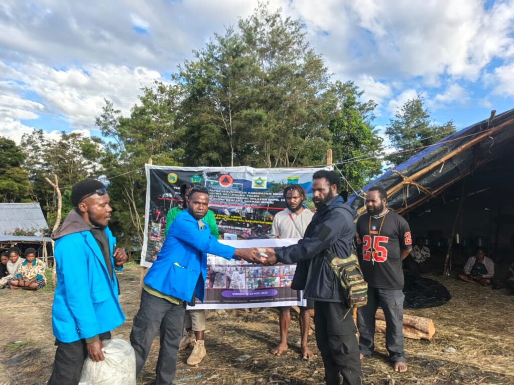 Mahasiswa Papua Pegunungan dan Sorong Raya Salurkan Bantuan untuk Korban Banjir dan Longsor di Nduga