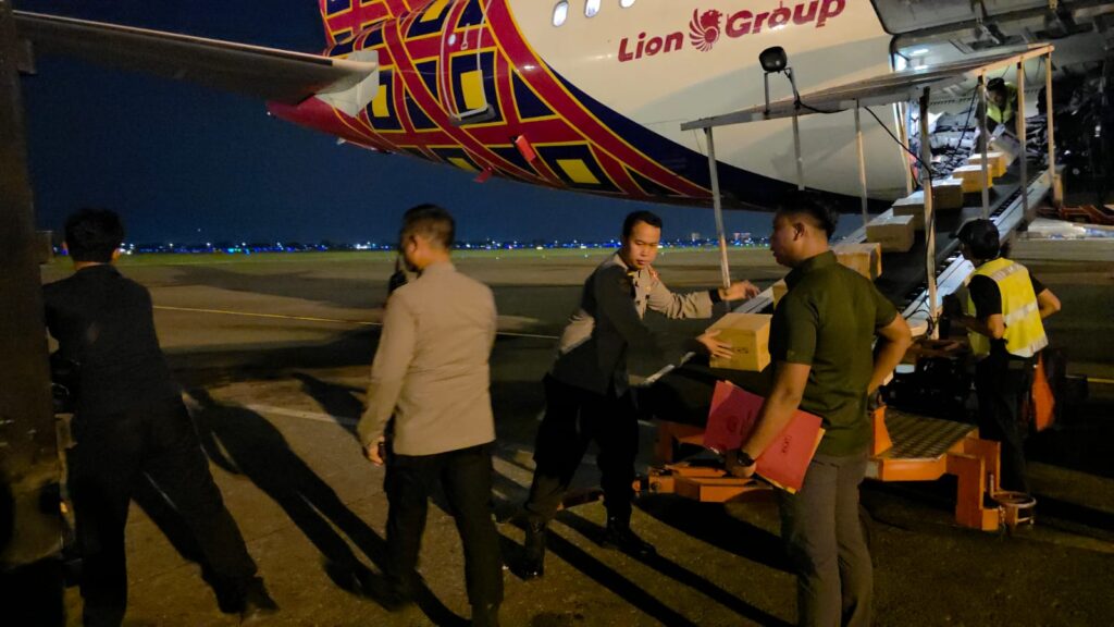 Logistik Bantuan untuk Korban Banjir Sumatera Barat Diterbangkan Batik Air