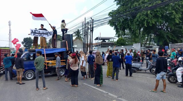 Warga Sumur Bandung Protes Dugaan Pencemaran Udara di Depan PT New Hope Aqua Feed Indonesia