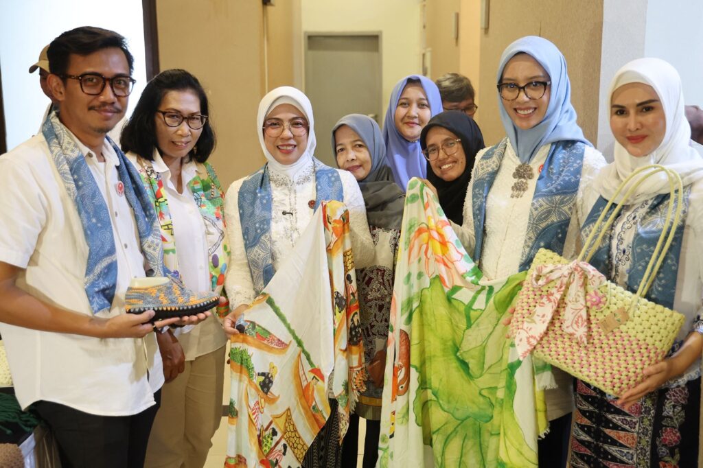 Tinawati Andra Soni Lantik Dekranasda Tangsel, Minta UMKM dan Ekonomi Kreatif Naik Kelas