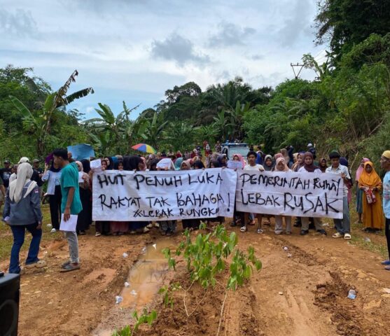 Warga dan Mahasiswa Gelar Aksi Tuntut Perbaikan Jalan Cikaret-Pasarkupa Kabupaten Lebak