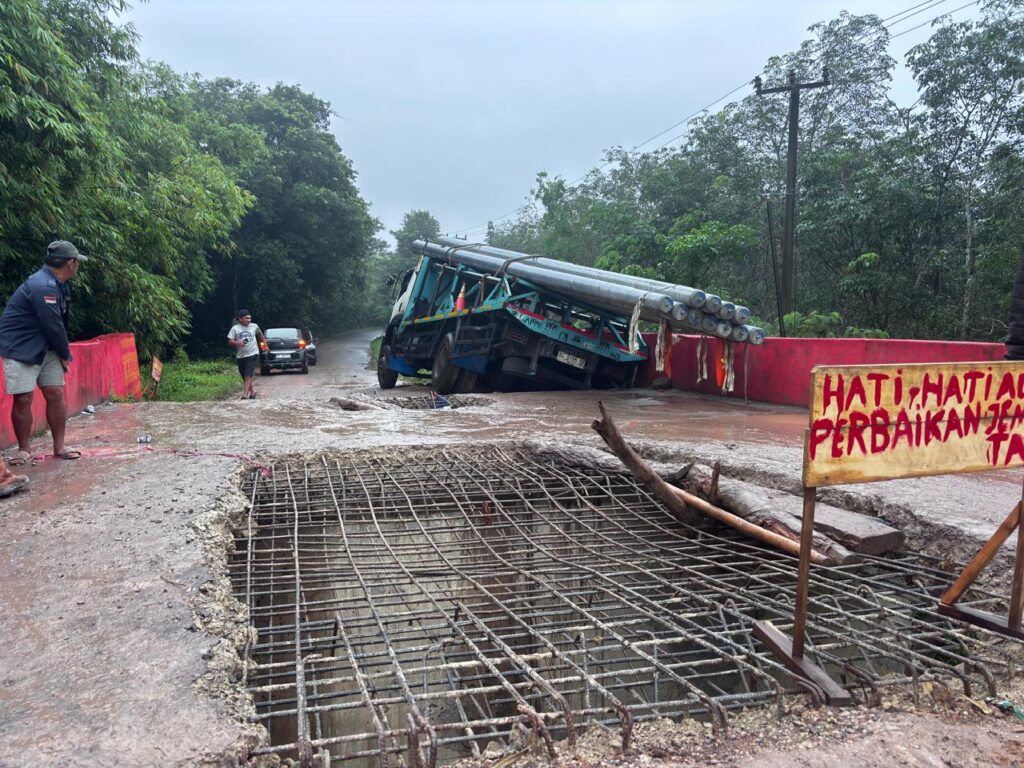 Jembatan Penghubung Ogan Ilir–OKU–Prabumulih Kian Parah, Warga Desak Gubernur Bertindak Jembatan Penghubung Ogan Ilir–OKU–Prabumulih Kian Parah, Warga Desak Gubernur Bertindak