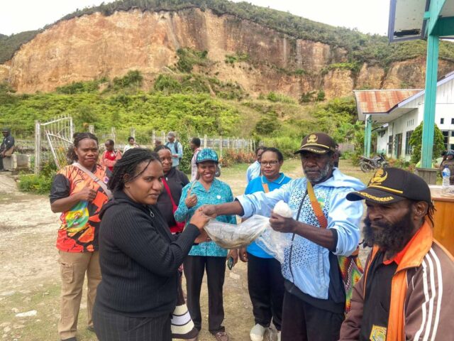 TP PKK Dogiyai dan Dinas Perikanan Salurkan Bantuan Bibit Lele